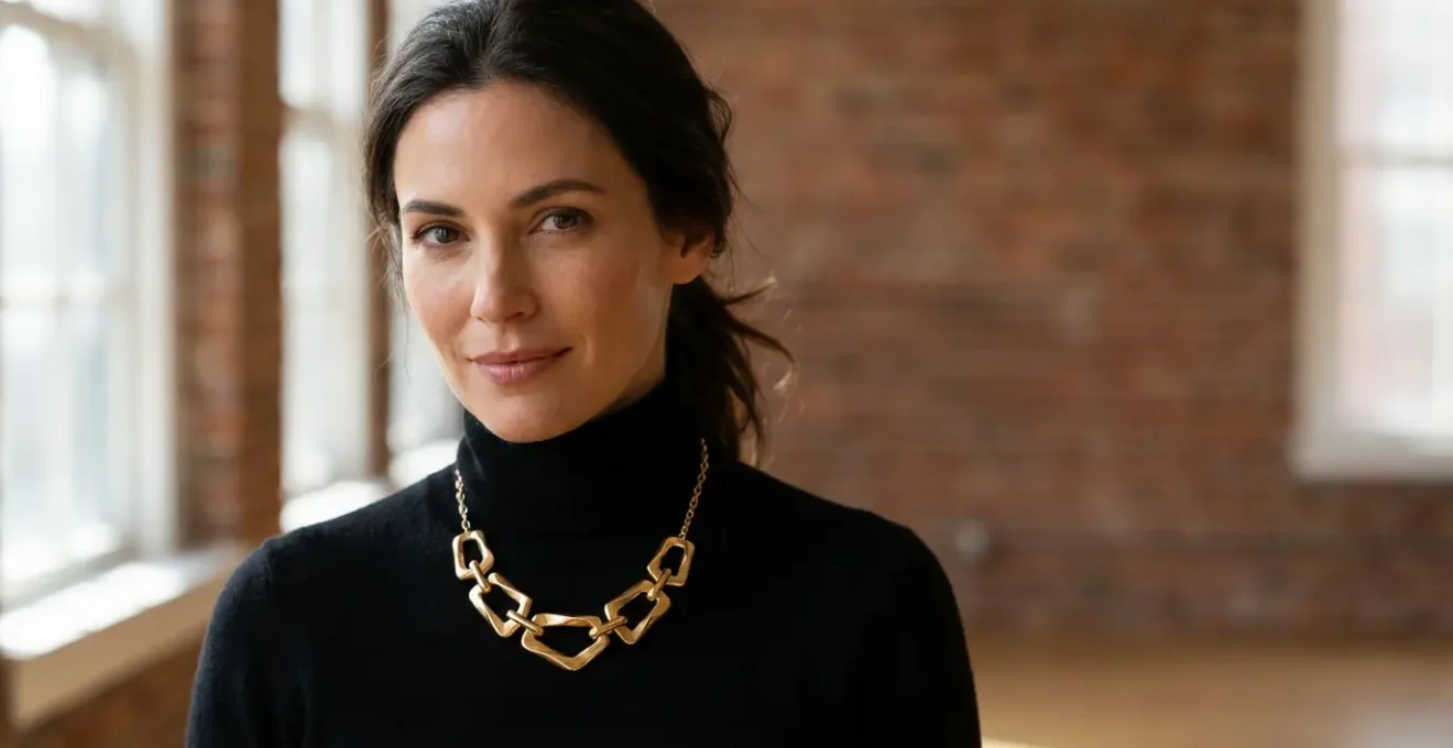 Portrait d'une femme élégante portant un collier statement doré avec équilibre parfait