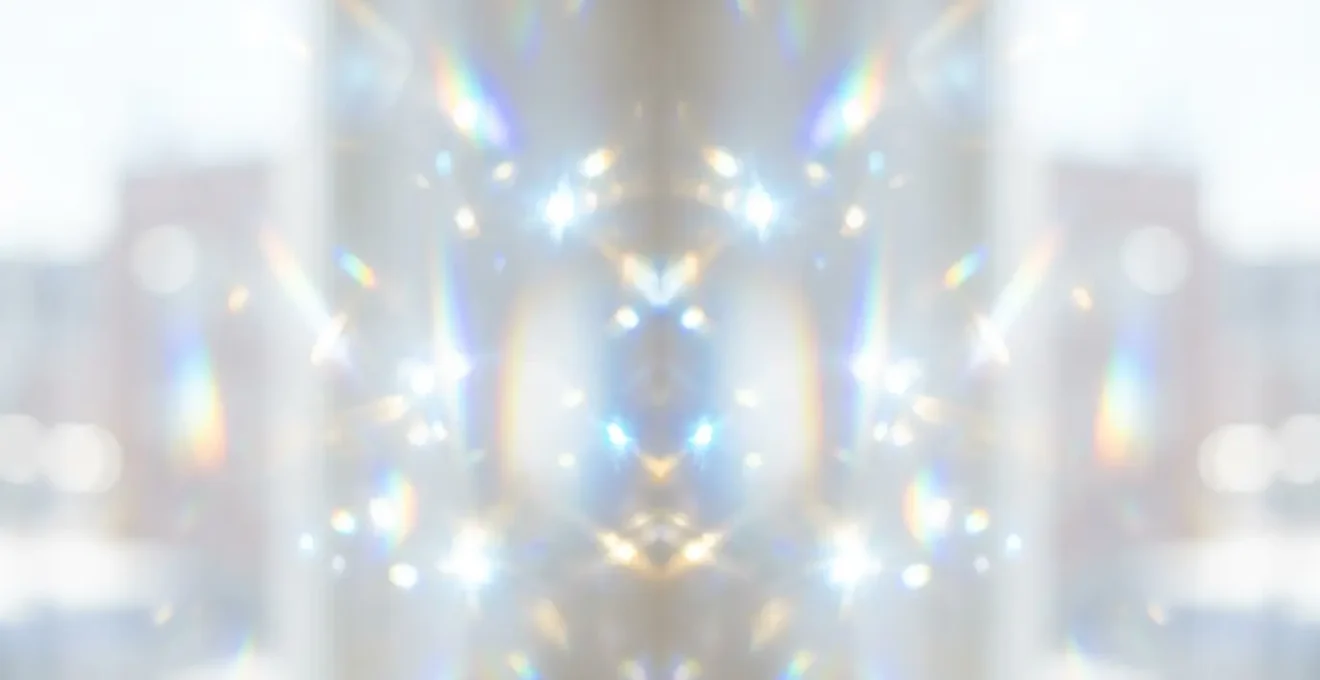 Diamant brillant capté en lumière naturelle près d'une fenêtre à Anvers