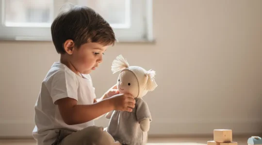 Un jeune garçon concentré qui prend soin d'une poupée dans un environnement lumineux et bienveillant